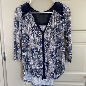 Comfy shirt with half sleeves.